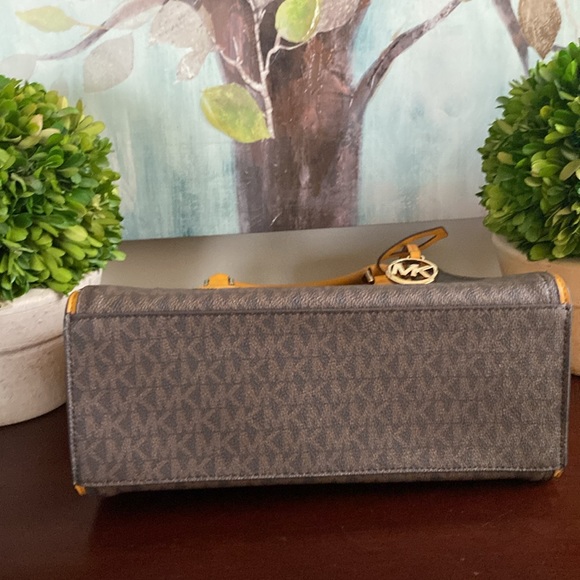 MICHAEL MK "HOPE" LOGO 🤎BROWN & MARIGOLD💛 MEDIUM MESSENGER BAG 💛LIKE NEW💛 - Picture 9 of 17